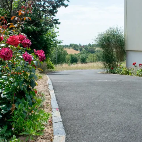 amenagement exterieur paysager cour enrobé pose de pavés maison travaux publics particulier